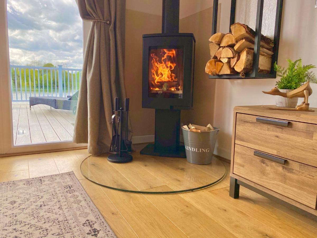 Cotswolds Lakeside Lodge - Nesbitt'S Nest South Cerney Eksteriør bilde