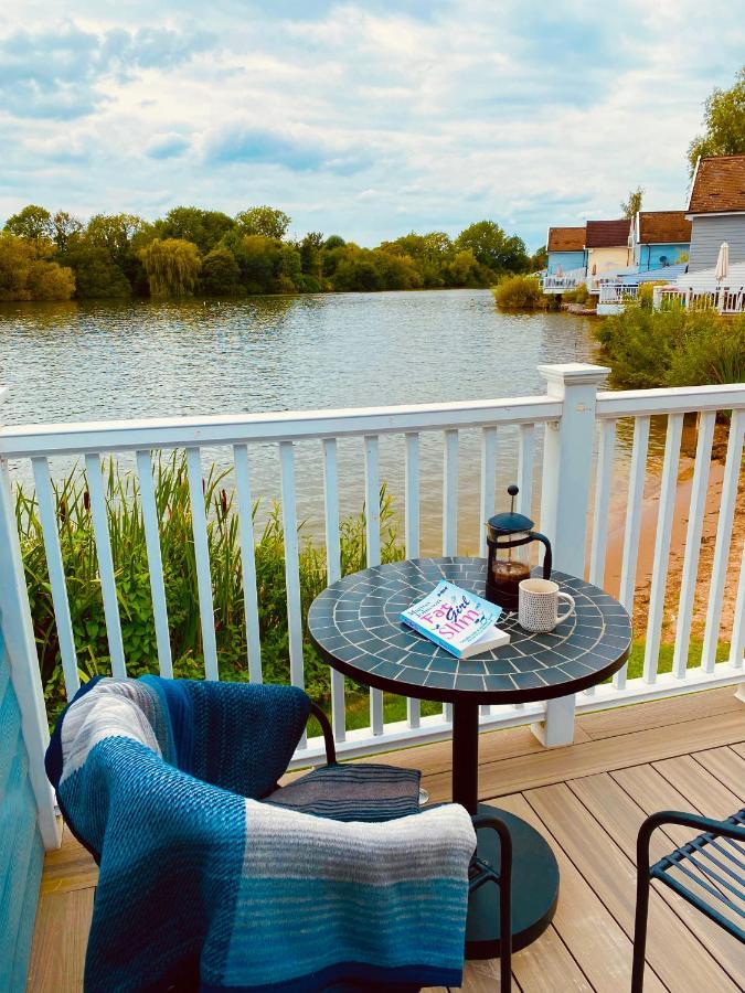 Cotswolds Lakeside Lodge - Nesbitt'S Nest South Cerney Eksteriør bilde