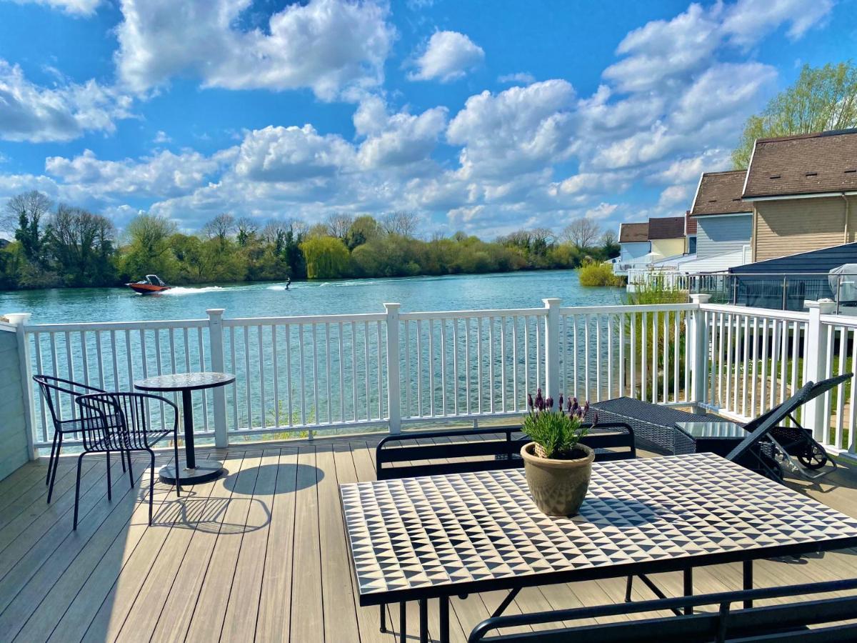 Cotswolds Lakeside Lodge - Nesbitt'S Nest South Cerney Eksteriør bilde