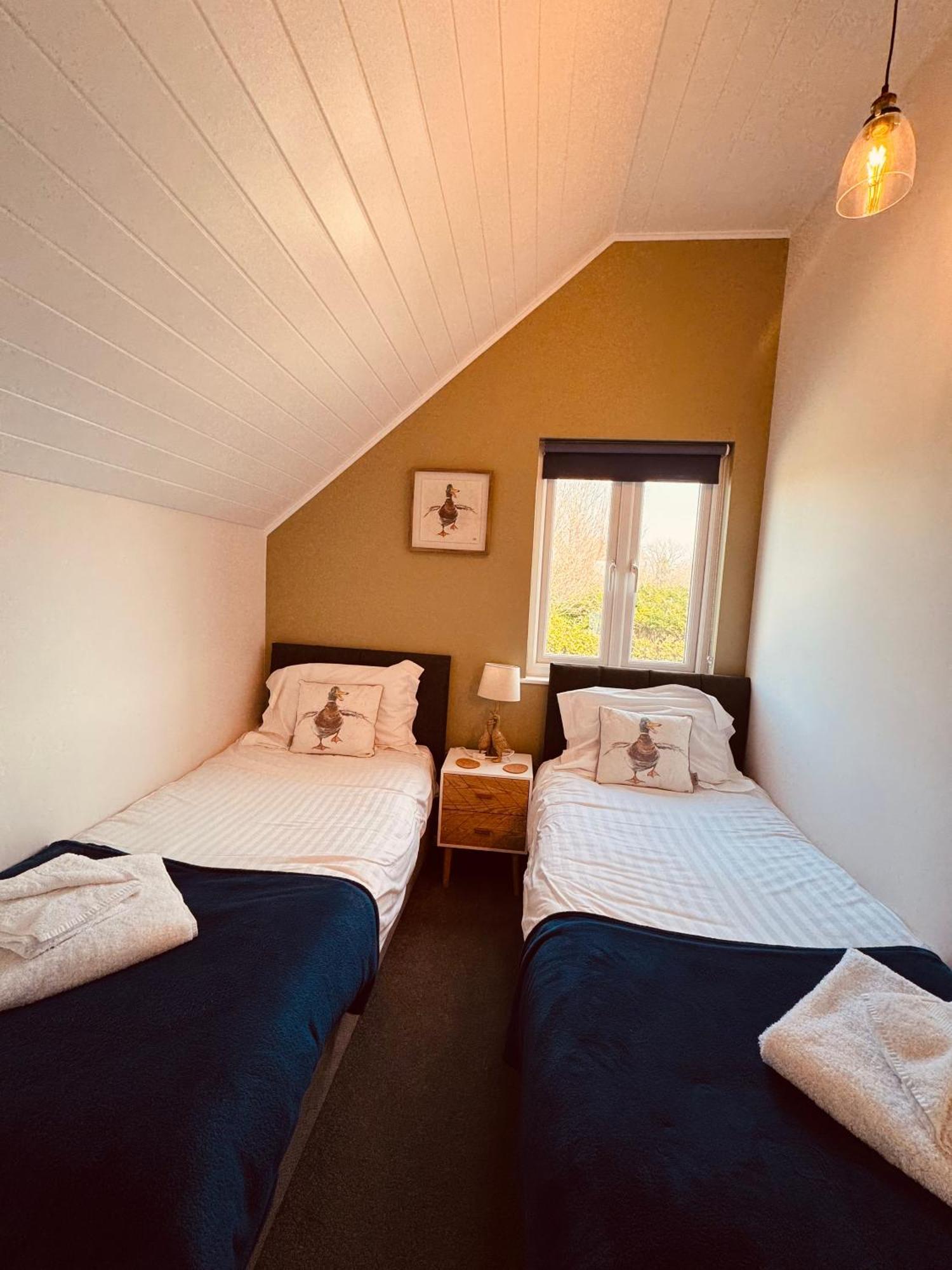 Cotswolds Lakeside Lodge - Nesbitt'S Nest South Cerney Eksteriør bilde